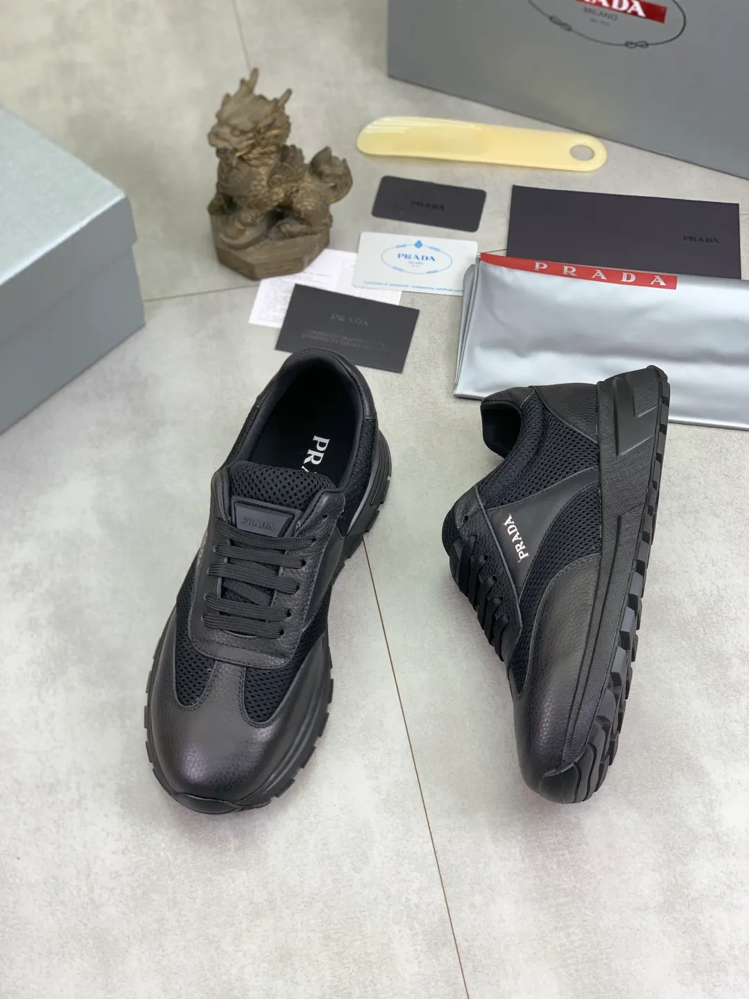 Men's Men's Shoes 💰P560 💰【New Style】 The latest model of high-quality PRADA classic men's shoes has been launched on the official website at a 1:1 replica, synchronized in Hong Kong and on the same catwalk; all made of calfskin➕imported cowhide lining, 🍡🍡original rubber outsole, non-slip and wear-resistant; comfortable on the feet, attractive style, fine workmanship, and simple and neat shoe lasts, highlighting a man's courage and toughness, 👍size 38 to 44 (45 can be customized) black White color🉑️choose